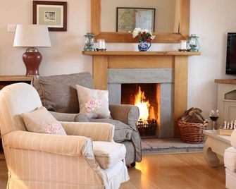 The Arns Cottage is a traditional stone built, cosy and luxurious retreat. - Auchterarder - Huiskamer
