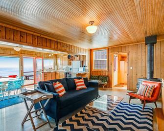 Sunrise Beach House - Gig Harbor - Living room