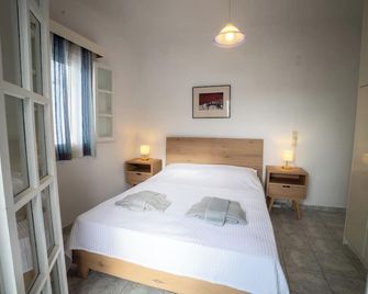 Cosy house,with equipped kitchen and 2 double bedrooms, in the heart of Naoussa. - Naousa - Bedroom