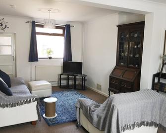 Cosy & Comfortable Entire Holiday Home, Llanelli. Fully Equipped & Dog Friendly - Llanelli - Living room