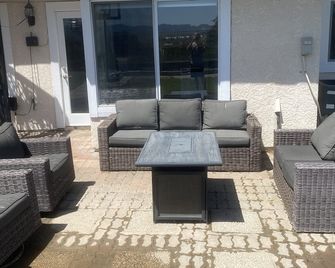 Quiet Family Friendly Home Close to Magic Mountain - Santa Clarita - Patio