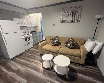 Boutique motel with private beach access & full kitchen - Penticton - Obývací pokoj