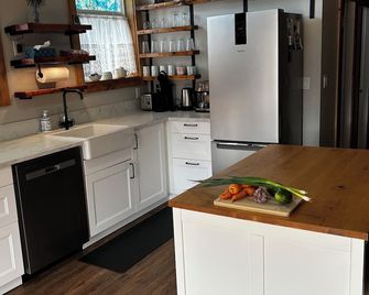 Quirky, heritage with all the comforts to make your stay just right! - Grand Forks - Küche