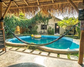 Losmanos Hostel - Yogyakarta - Piscina