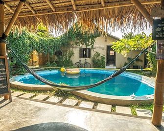 Losmanos Hostel - יוגיאקרטה - בריכה