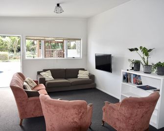 Wainui Boardroom Chalet - Gisborne - Living room
