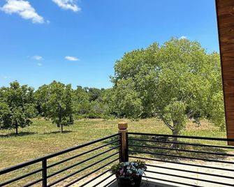 Welcoming 2-bedroom barndominium near Flat Creek, MO - Aurora - Balcony