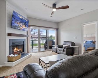 Steps to Water, Serene View, Updated Condo Family Fun w/ 3 Pools in Camdenton - Camdenton - Sala de estar