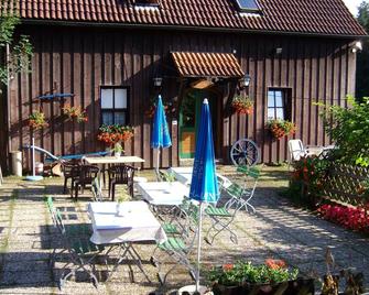 40qm-große Ferienwohnung im 1. Stock - Weißenstadt - Innenhof