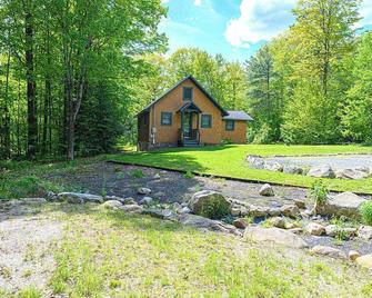 Cozy Cottage in Newbury, NH - Walkable to Lake Sunapee - Newbury