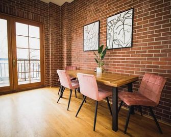 Brick & Balcony Greeley Retreat - Greeley - Dining room