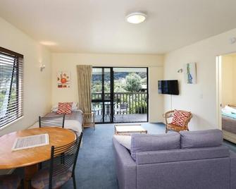 Sunny, Clean and Spacious One Bedroom Cottage - Waiheke Island - Living room
