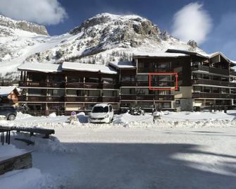 T2 renovated with charm near shops and tracks - with services - Val-d'Isere - Budynek