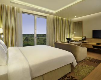 DoubleTree Suites by Hilton Bengaluru Outer Ring Road - Bengaluru - Bedroom