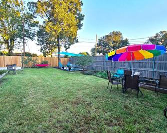 Adorable 1- bedroom guesthouse with free parking - Dallas - Patio