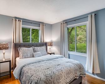 The Burnsville Beauty sleeps up to 21 and is centrally located 2 The Twin Cities - Burnsville - Bedroom