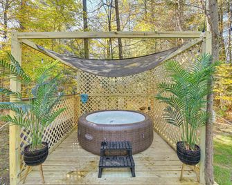 Riverfront Cabin w/ Hot Tub in Schroon Lake! - Schroon Lake