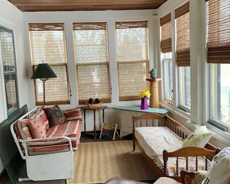 Great Getaway Enjoy Lake Living ~ 20 Minutes From St Paul And Wisconsin - Mahtomedi - Living room