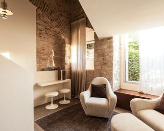 Nun Assisi Relais Spa Museum - Assisi - Wohnzimmer