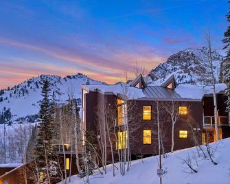 Enjoy pure luxury in Alta in this Contemporary Condominium with Hot Tub - Alta - Budova
