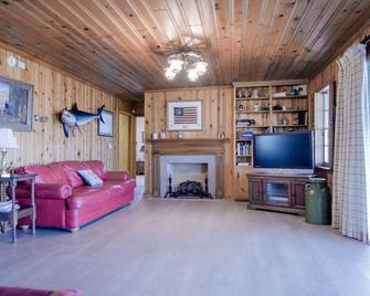 Historic Charleston Waterfront Hut Homestead Close to Downtown & Kiawah/Folly - Johns Island - Living room