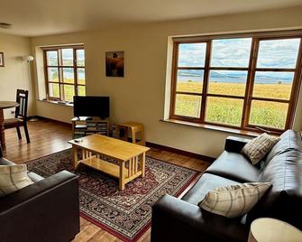 Firth Cottage - stunning views in a peaceful but convenient location - Dingwall - Living room