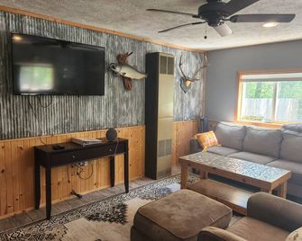 Willie's 'One More Fish' cabin in Wellston MI - Wellston - Sala de estar
