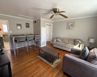 2-bedroom apartment with WiFi, AC in charming Shreveport - Shreveport - Sala de estar