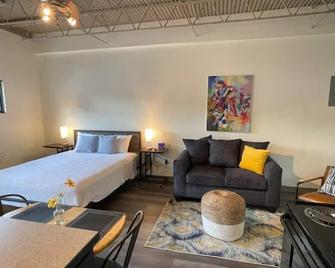 Modern Downtown Studio living! Walker’s paradise! - Tahlequah - Habitación