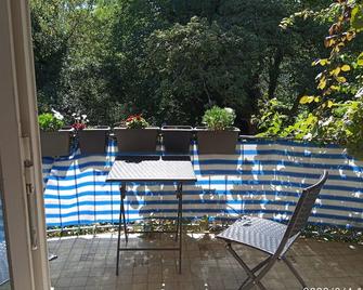 Single room with large balcony Balcony/ close to the city 1st floor 22m2 - Detmold - Balcony
