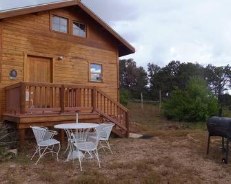 Glamping, off-grid adventure at our peace-friendly cabin on 10 acres all for you - Fredonia - Patio