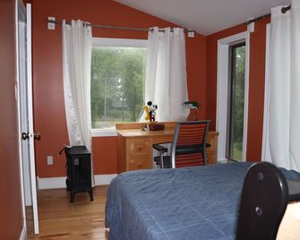 Remodeled cozy cottage, super close to lake (Dog-Friendly!) - Meaford - Bedroom