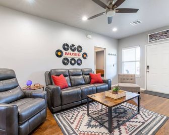 Rock & Roll House, Fiber Internet, Roku Tv, Washer & Dryer, By Dt Chickasha & Leg Lamp! - Chickasha