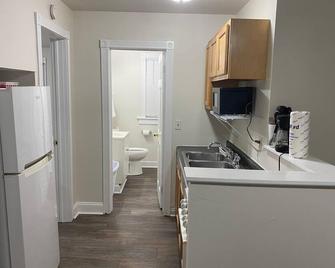 The Tiny Piney - Live. Work. Play. Downtown Green Bay! - Green Bay - Kitchen