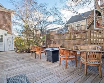 Renovated, Luxury Downtown Loft in Monument Park. Pet Friendly! - Provincetown - Patio