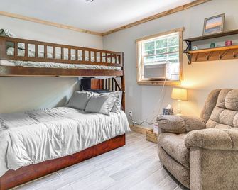 Virginia Nature Escape! Cozy Covington Cabin - Covington - Bedroom