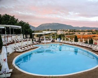 Mai Tai Resort - Tirana - Piscina