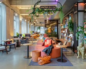 MOXY Berlin Ostbahnhof - Berlin - Lounge