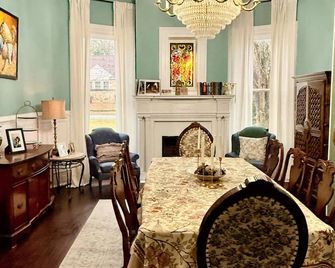 The White House of Newberry - Historic 1903 Estate Walkable to Downtown - Newberry - Comedor