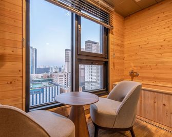 Urban-Est Hotel - Goyang - Terasa