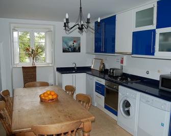 Large High Specification Ground Floor Apartment, With Swimming Pool And Gardens - Ferraria de São João - Cocina