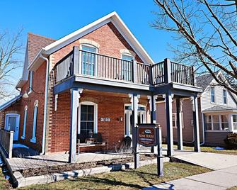 The Rowe House Cottage Rental - Port Dover - Building