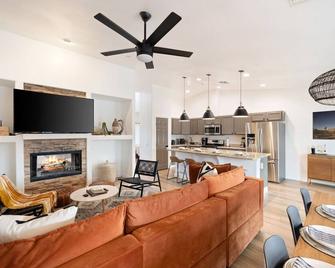 Alana House - Pool, Hot Tub, Bbq, Fire Pit + Walk To Hikes! - Joshua Tree - Living room