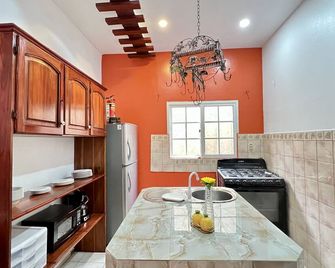 Roatan Villa for 6 with Pool in centric location close to airport - Sandy Bay - Küche