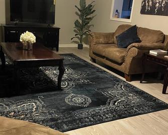 Cozy Country Cottage located minutes from hospitals and Downtown Houma - Houma - Living room