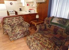 Quiet and cozy cabin with full kitchen and two bedrooms adjoining Lake Barkley. - Cadiz - Sala de estar