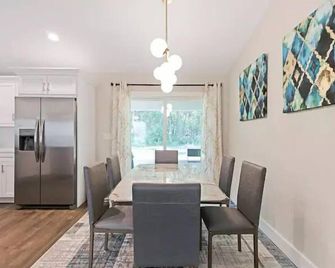 Elegant 3br Near Wec, Luxury, Comfort, Spacious By Zen Living - Dunnellon - Comedor