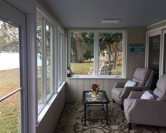 Beautiful Waterfront Cottage near Downtown Norfolk- A Peaceful Secluded Paradise - Norfolk - Living room