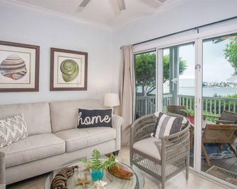 Duck Key Darling: 2-Bedroom, 2-Bath Townhouse with Exclusive Cabana Club Access - Duck Key - Living room
