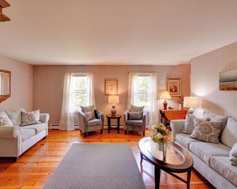 Pittsfield Home w/ Deck - 12 Mi to Jiminy Peak! - Pittsfield - Sala de estar